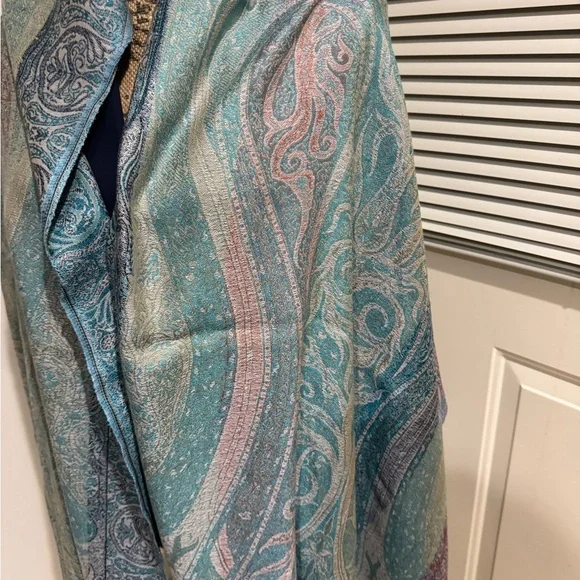 Met Museum Elegant Paisley Women's silk / wool blend Shawl roughly 27”x80” - Picture 3 of 10